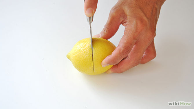 Coupez un citron en deux-Get-Rid-of-Dry-Skin-Using-a-Lemon-Step-1