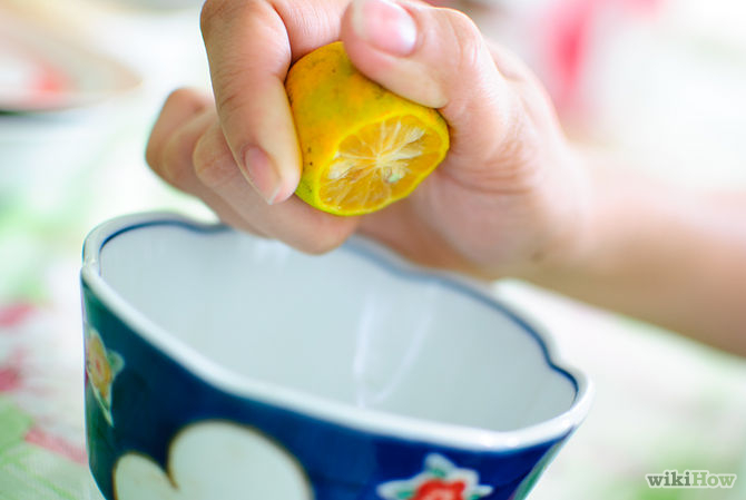 Déposer une petite quantité de jus de citron dans un récipient-Use-Lemon-Juice-to-Lessen-Acne-and-Heal-Acne-Scars-Step-2