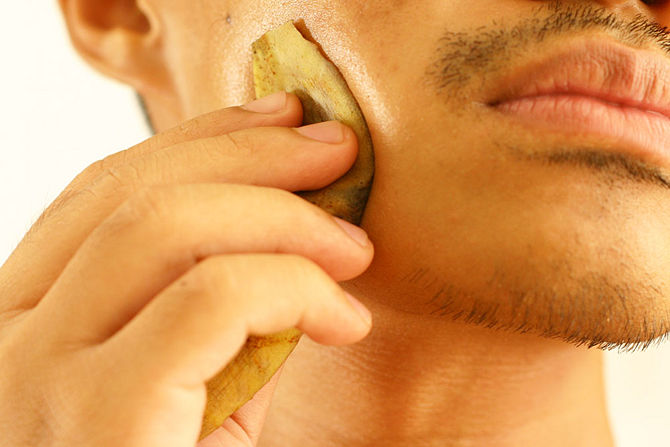 Etape 3 traitrer acne avec peau de banane -Treat-Acne-With-Banana-Peel