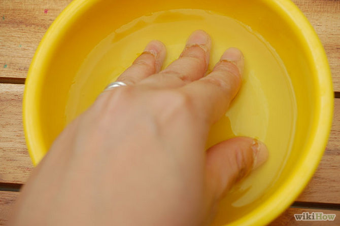 Faites tremper vos ongles dans le jus de citron pendant quelques minutes pour les blanchir-YellowedFingernails-Step-5