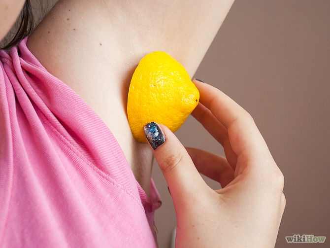 Frotter une tranche épaisse de citron sur la zone sombre-Get-Rid-of-Dark-Armpits-Step-1