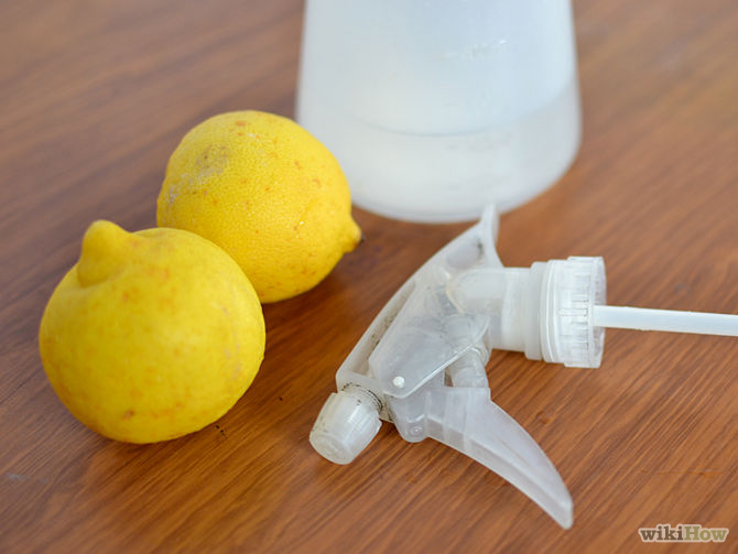 Mélanger le jus de citron et l'eau chaude ensemble dans une tasse à mesurer-Use-Lemon-Juice-to-Lighten-Hair-Step-1-Version-2