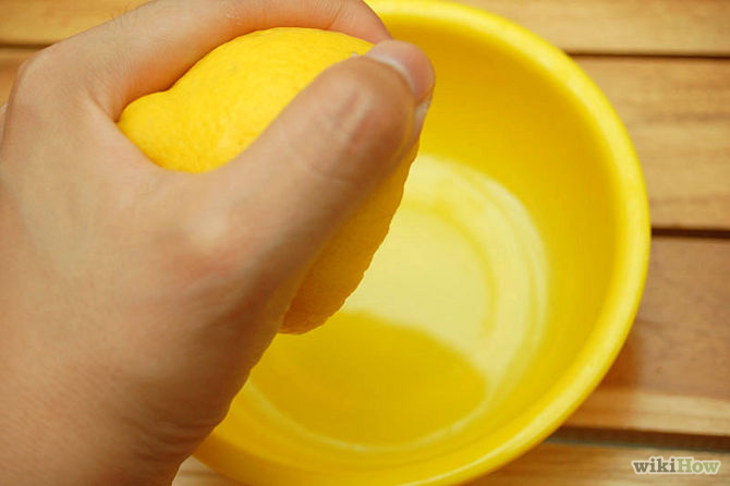 Pressez assez de jus de citron pour tremper vos ongles -YellowedFingernails-Step-4