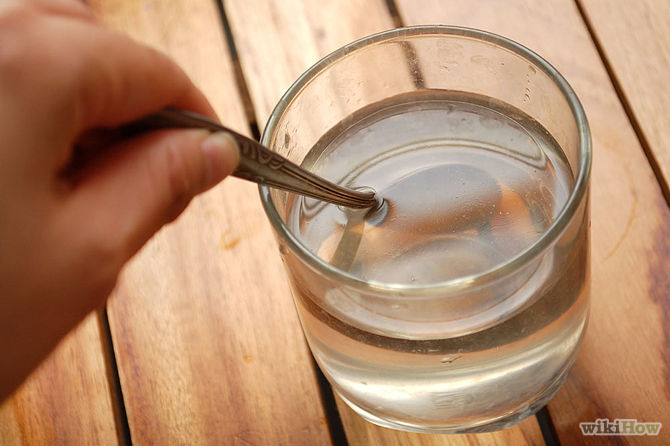 Remuez et ajouter un peu d'eau pour atténuer la force du citron-Make-Lemon-Juice-Step-5