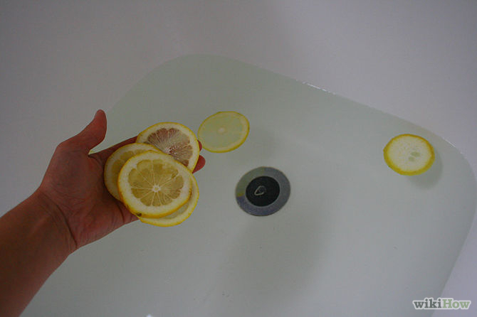 Retirez les écorces de citron, le lendemain matin et jeter sur le tas de compost-Remove-lemons-from-water-Step-4