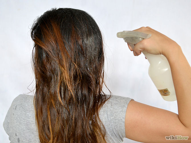 Vaporisez le mélange sur vos cheveux jusqu'à ce que vos cheveux sont humide.-Use-Lemon-Juice-to-Lighten-Hair-Step-2-Version-2