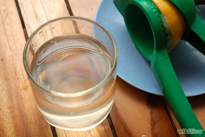 Verser le jus de citron fraîchement pressé dans une tasse ou un verre-Make-Lemon-Juice-Step-3