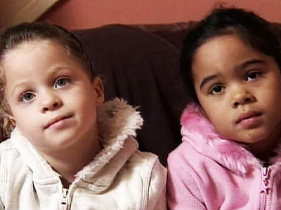 Miyah et Leah-des jumeaux de peaux noirs et blancs 2