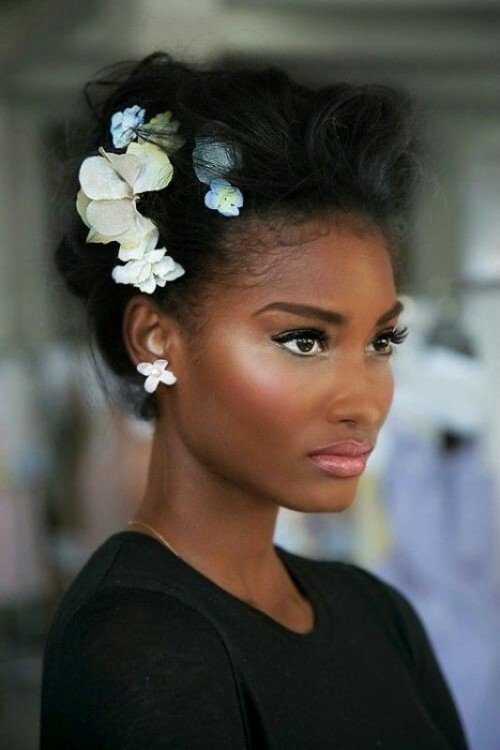 femme noire avec fleurs