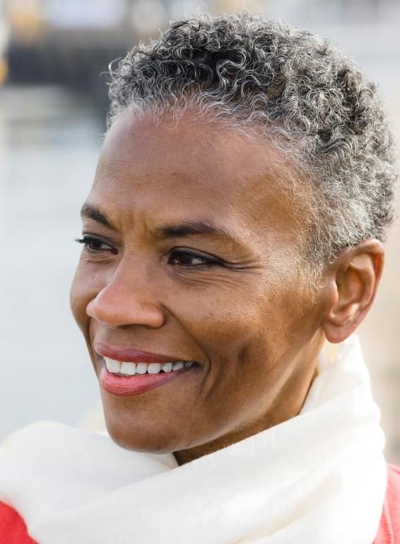 How to style gray hair for mature Black Women? 