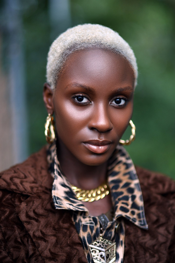 Belle Et Rayonnante Avec Les Cheveux Gris Femme Noire M tisse 