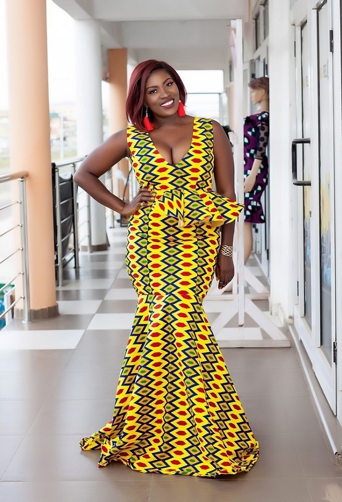elegant Ghanaian women in kente dress ...